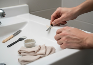 Jak naprawić odprysk na wannie akrylowej lub umywalce ceramicznej?